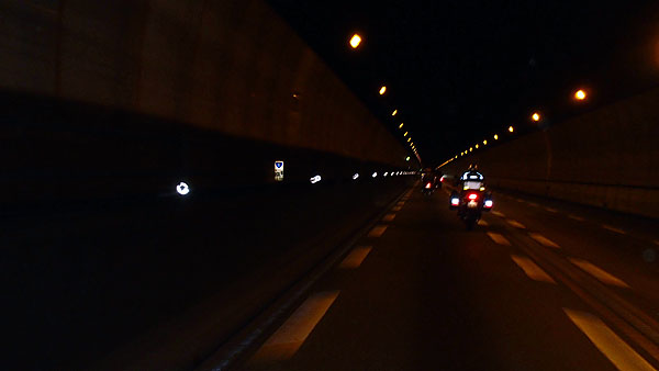 トンネル内を走行中